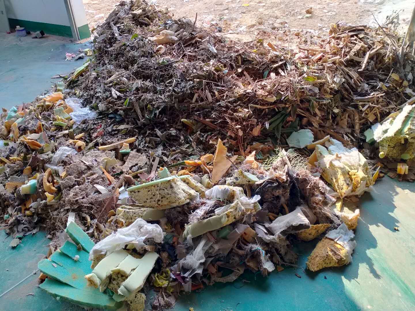 Bulky Waste Shredding Line Sofa and Furniture Processing Site