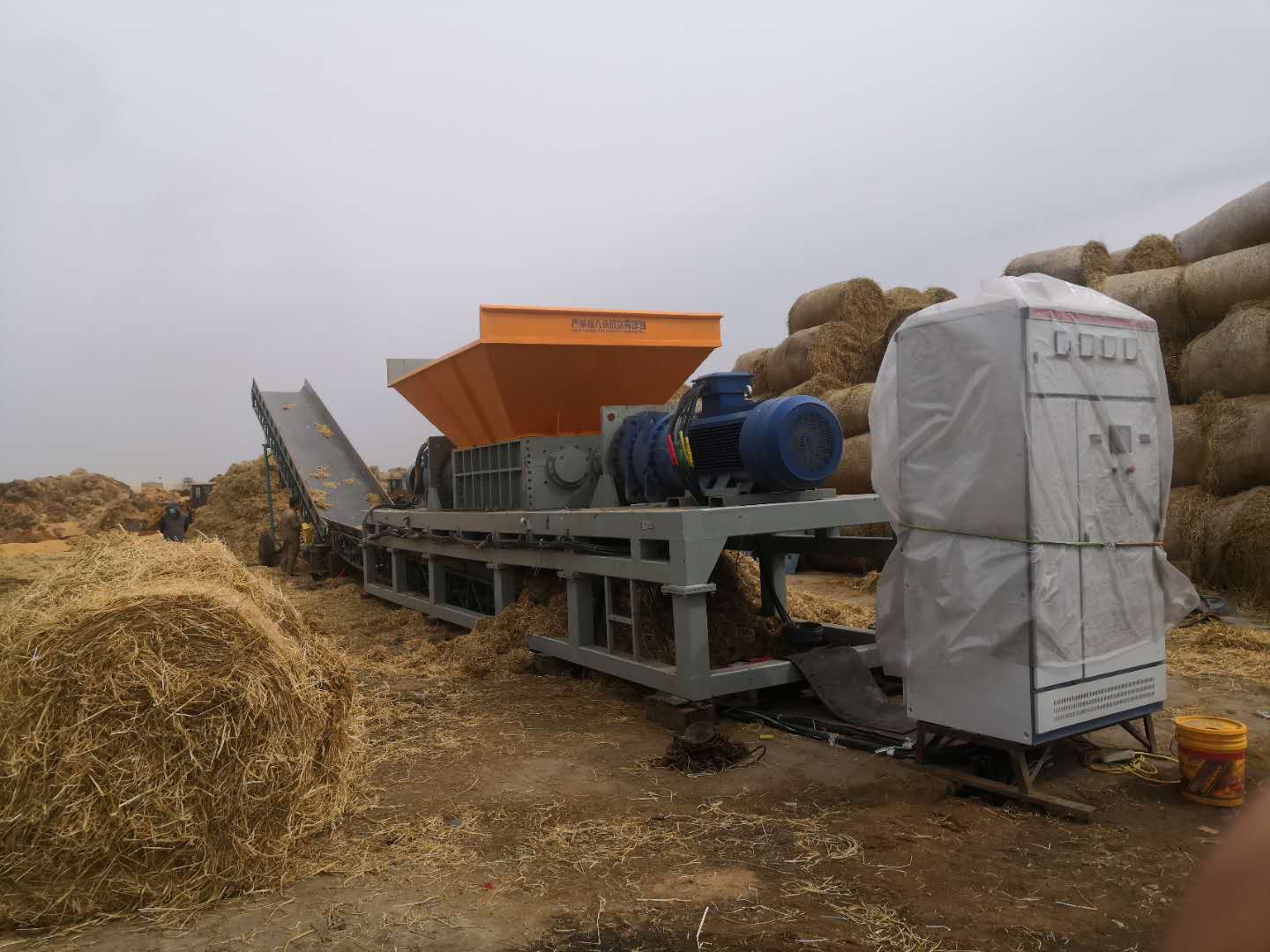 Straw Bale Shredding Solution with Double Shaft Shredders